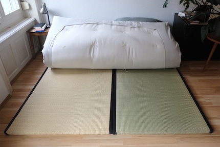 J'aère parfois comme ça, parce que le futon est super lourd. À gauche, vous voyez le vieux tatami, et à droite le nouveau. La différence de couleur montre bien le processus de vieillissement.