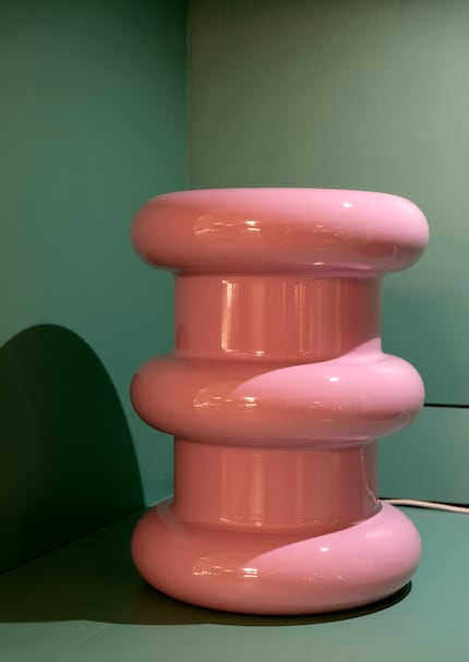 Le tabouret Kartell « Pilastro » de 2015 s'inspire d'Ettore Sottsass.