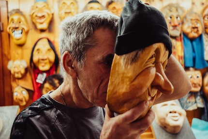Marcus shows us how to put on the mask.