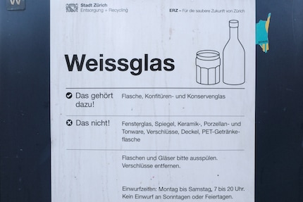 Peut-être qu’une liste de verres à boire placée sous le slogan « Das nicht! » (« Pas ça ! ») des affiches de la ville de Zurich aiderait à éviter que les verres à vin ne se retrouvent dans les containers à recyclage.