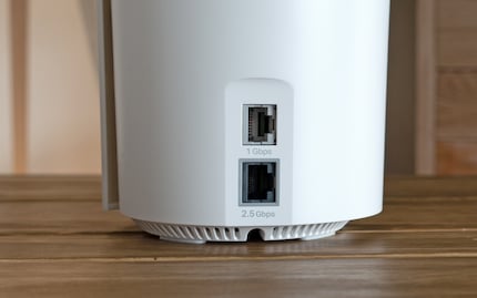 Le routeur dispose de deux ports RJ45, l'un offrant jusqu'à 2,5 Gbps, l'autre étant un port Gigabit.