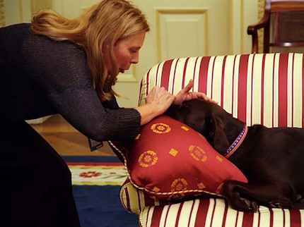 Joni Mitchell with Bill Clinton’s dog. Source: Wikipedia, public domain.