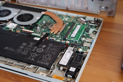 Le SSD est fixé par une vis, la RAM est simplement enfichée.