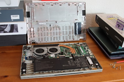 La batterie repose sur deux broches uniquement et est fixée à la partie inférieure du boîtier.