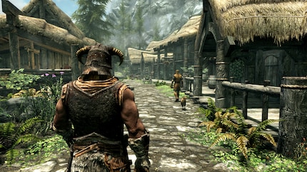 Howard liebt Skyrim-Neuauflagen und will sie so lange produzieren, bis das Spiel nicht mehr gekauft wird. Die gelungene, auch im Game Pass enthaltene Skyrim Special Edition erweckt den Klassiker mit sichtbar verbesserter Grafik in 4K bei 60 Bildern pro Sekunde zu neuem Leben.