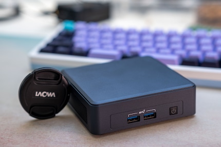 Un NUC est sacrément petit. Mon cache-objectif à gauche semble même grand à côté.