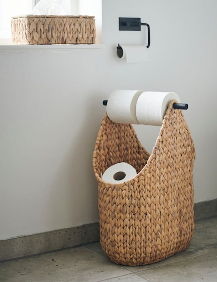 The «Charlotte» storage solution doubles as a toilet roll holder.