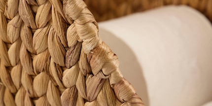 Natural material comes off well: it offsets the rigid bathroom tiles with soft silhouettes.