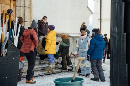 Concentration in a confined space: a scene is being rehearsed.