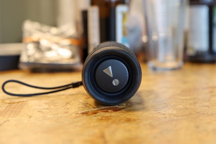 La basse fait vibrer le JBL Flip 6 sur le côté.