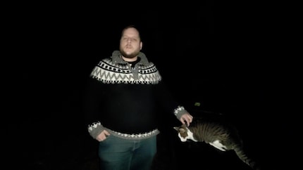 Still from a video filmed at night: the flash serves as hard lighting.
