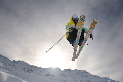 Avec des skis larges, les freestylers volent au-dessus de la piste.