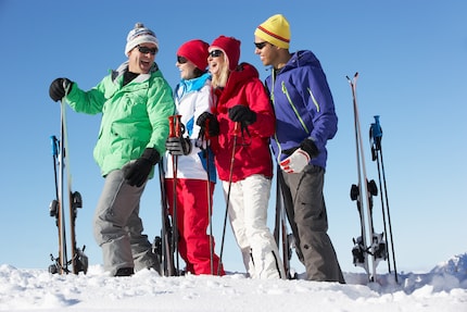 Un groupe de sans-casque, mais tous ont des lunettes de soleil décontractées.