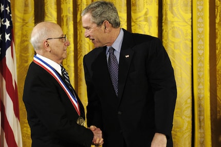  Georg Bush Jr. décerne la médaille National Medal of Technology à Baer.