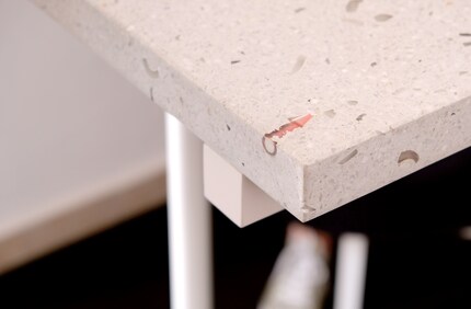 La table Bob est composée de restes de vernis et d'un mélange de sable. Photo : Thomas Kunz