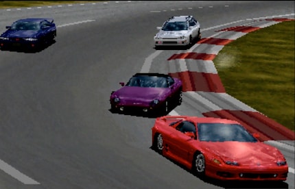 Schön und schnell: Gran Turismo brillierte mit damals beeindruckenden Kamerafahrten, welche das Spielerlebnis deutlich aufwerteten. Heute wirkt das allerdings nahezu putzig pixelig.