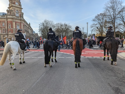 Original avec quatre chevaux de police.