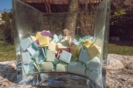 De nombreux bouts de papier colorés, remplis de petits moments positifs.