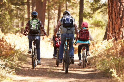 Pour la plupart des gens, lorsqu'on va faire un tour à vélo en famille, tout le monde doit porter un casque.