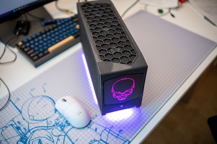 Plus grand que les NUC standard, mais la comparaison avec la souris montre que le NUC 12 Extreme fait toujours partie des petits modèles.