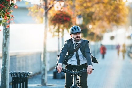 Ce cycliste se déplace de manière exemplaire ; tout comme moi lorsque je vais au travail.