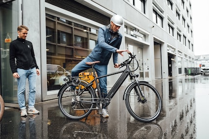 Saddle up and go: after the briefing, I commence my first e-bike ride.