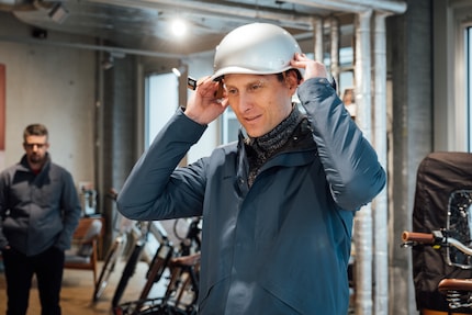 Au moins, je n’aurai pas la tête mouillée avec ce casque.