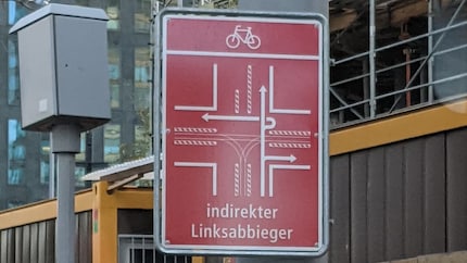 Mon collègue Michael Restin m’a envoyé cette photo. Pour circuler à vélo à Oerlikon, il faut avoir des compétences similaires aux égyptologues capables de déchiffrer les hiéroglyphes.