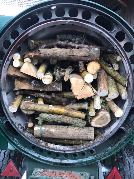 A fire gets ignited with logs in the fog dragon. Its smoke then combines with the water vapour to form an insulation layer.