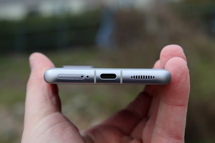 Emplacement pour carte SIM, port USB C et le haut-parleur inférieur.