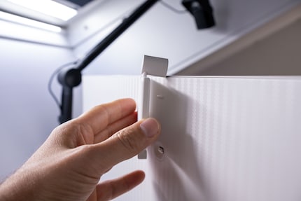 La caméra SlimFit se fixe de façon magnétique.