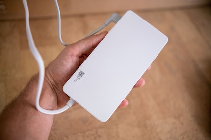 Le chargeur est un énorme bloc.