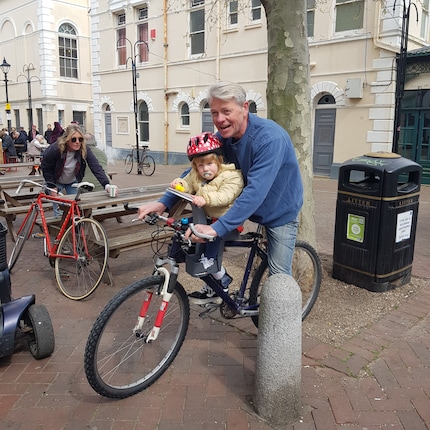 Paul roule dans Margate avec sa fille Nellie Bee ; elle, porte un casque.
