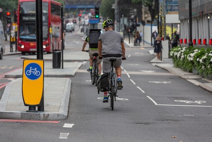Environ la moitié des cyclistes que j'ai vu·es en Angleterre ne portaient pas de casque.