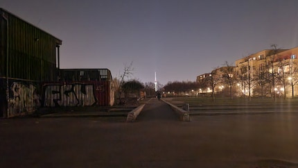 L'objectif ultra grand-angle fournit une photo de moindre qualité la nuit.