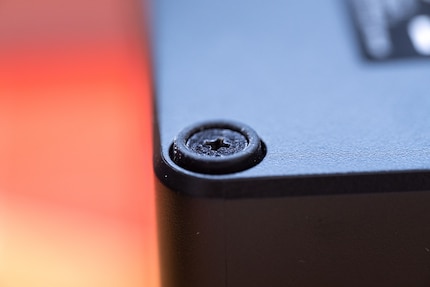 Grâce aux pieds caoutchoutés, le mini PC ne glisse pas, même à pleine charge.