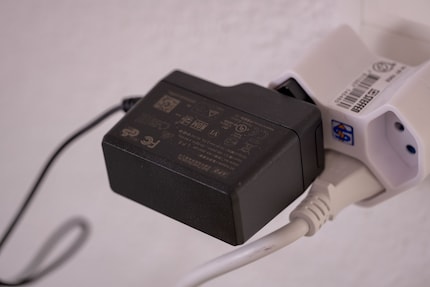 Le bloc d'alimentation se branche directement sur la prise électrique.