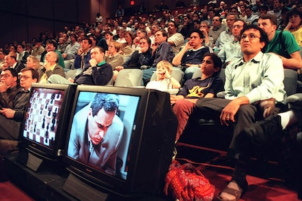 La compétition était un grand événement. Les spectateurs ne se trouvaient toutefois pas dans la même pièce que Kasparov, ils suivaient l'action sur des écrans.