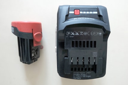 Une comparaison entre ma batterie 12 volts et celle de 18. Ceux qui n'ont pas cette dernière ne pourront pas s'acheter la glacière.