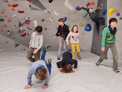 Pour le neuvième anniversaire de mon fils, nous sommes allés à la salle d'escalade et de skateboard.