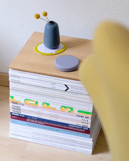 Qu'ils soient utilisés comme table basse ou comme table d'appoint à côté du lit, les piles de magazines n'ont pas à se cacher.