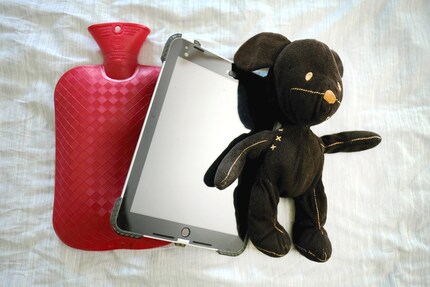 Le kit de survie COVID longue : bouillotte, iPad avec temps d'écran désactivé et peluche préférée « Köbi ».