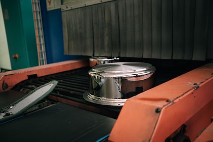 Time to Shine : une casserole sort de l'installation de polissage