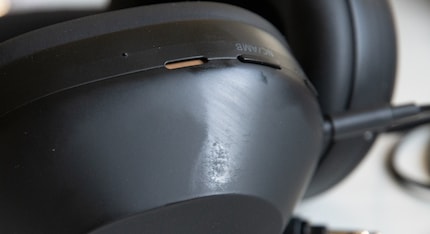Depending on the lighting incidence, fingerprints are very visible.