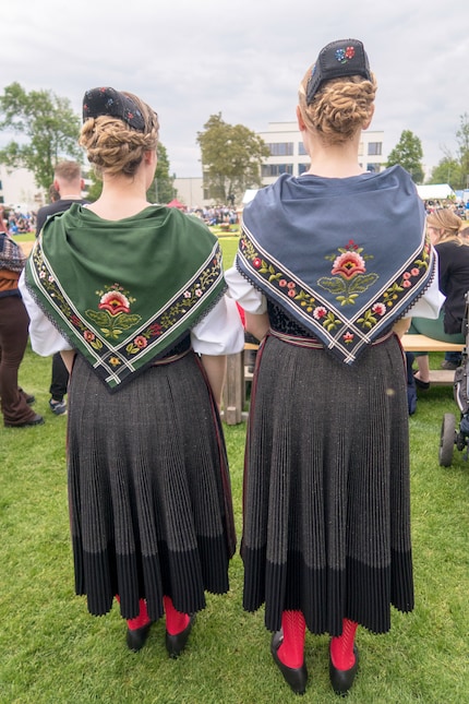 Deux dames d'honneur en costume traditionnel lors du 106e anniversaire de la fête cantonale de lutte de Bâle-Campagne à Oberwil.