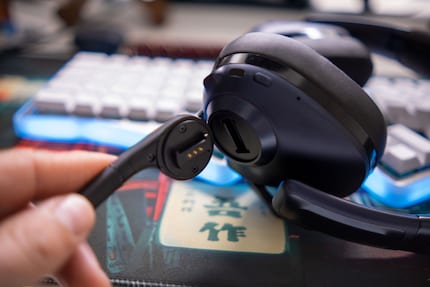 Le microphone est amovible et peut être fixé rapidement et facilement grâce à une fixation magnétique.