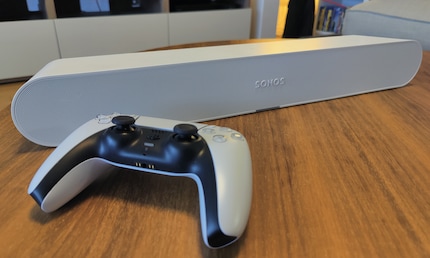 Size comparison with a game controller. As you can see, the Sonos Ray isn’t all that big.