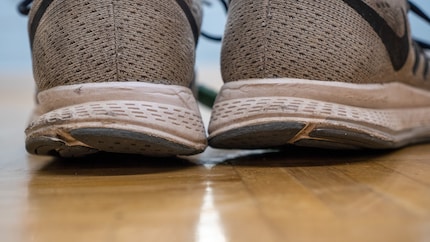 À l'extérieur, la semelle a un peu souffert. La faute à l'axe de mes jambes et à mon style de course. Entre-temps, j'essaie de faire moins d'attaques talon.