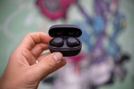 Les écouteurs eux-mêmes offrent jusqu'à six heures de batterie. L'étui fournit 14 heures supplémentaires.