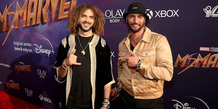 Die Regisseure Adil (rechts) und Bilall (links) an der «Ms. Marvel»-Premiere.